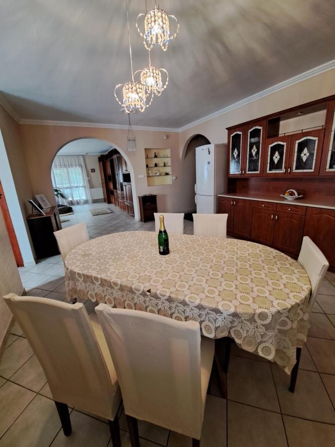 Villa Csilla Elegant House เอียร์ด ภายนอก รูปภาพ